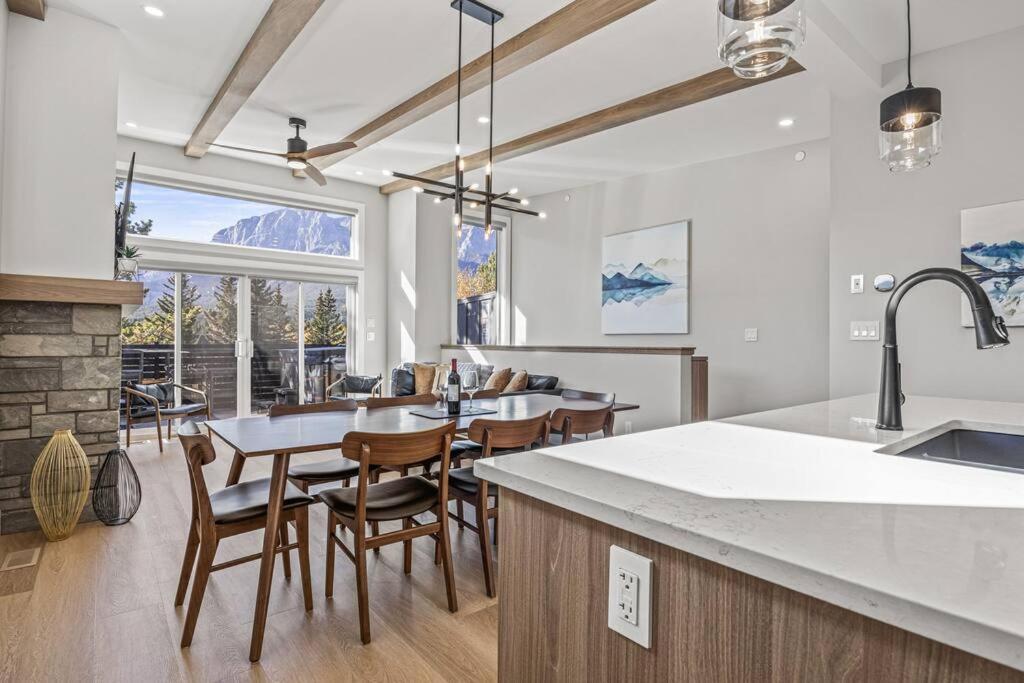 Miner's Peak - 4 Br/4 Bth Private Hot Tub/townhouse Holiday home Canmore